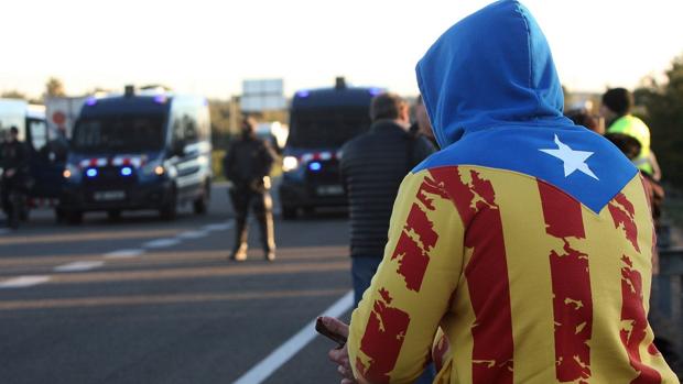 Vista del corte que grupos independentistas realizado ayer en la AP-7 a la altura de L'Ampolla (Tarragona)