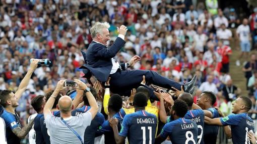 Deschamps celebra el título junto a sus jugadores