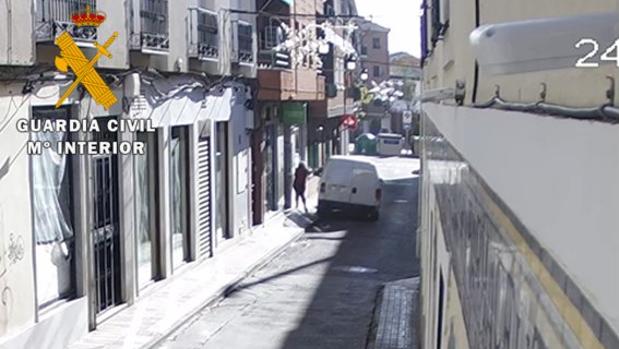 Los detenidos se acercaban a la víctima en un vehículoy robaban mediante el procedimiento del tirón