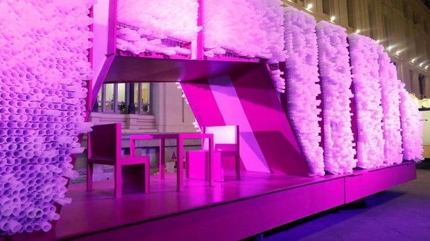 La carroza de Gaspar, iluminada en color rosa, repleta de mensajes de los niños madrileños