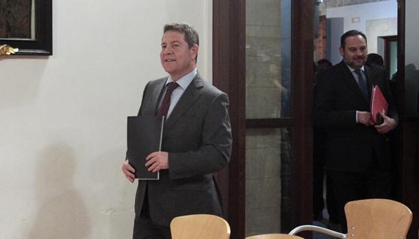 Emiliano García-Page en primer plano, con el ministro de Fomento, José Luis Ábalos, al fondo