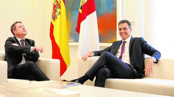 Emiliano García-Page y Pedro Sánchez, en la última reunión que mantuvieron en La Moncloa el 15 de octubre