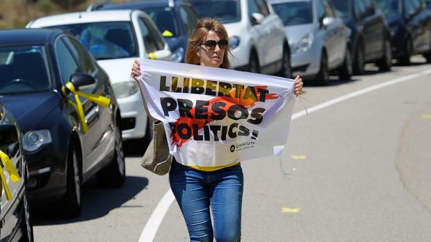 Una mujer porta un cartel a la entrada de la prisión de Lledoners pidiendo la libertad de los políticos presos