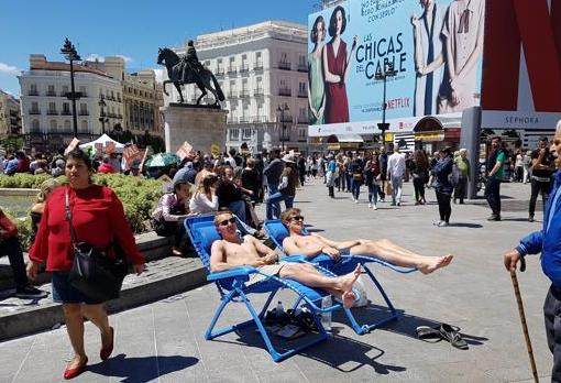 Turistas tomando el sol en la Puerta del Sol