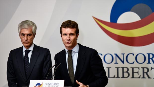 Adolfo Suárrez y Pablo Casado, en la presentación de la Fundación Concordia y Libertad, en una imagen de archivo