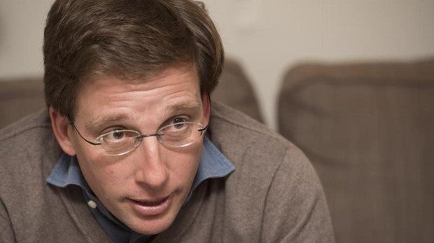 José Luis Martínez-Almeida, en el sofá de su casa