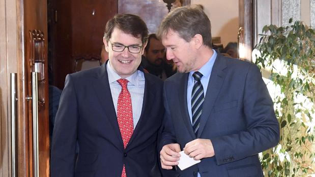 Fernández Mañueco y el primer edil y candidato a la Alcaldía de Burgos, Javier Lacalle