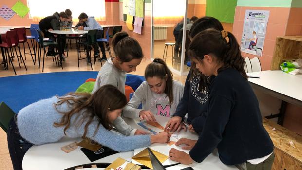 Alumnos de este colegio soriano participando en la dinámica de los «Cazadores de tumba»