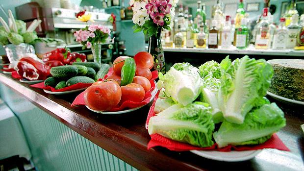 Diferentes tipos de verdura y hortaiza en un restaurante