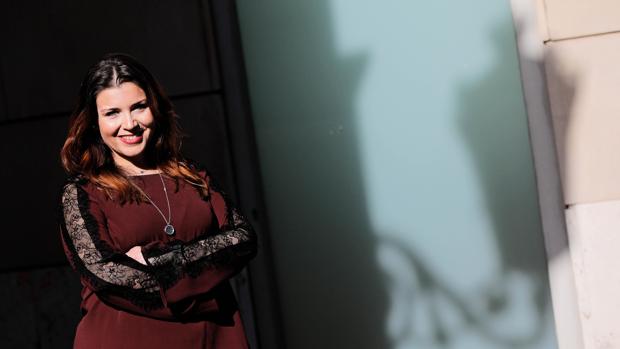 Mari Carmen Sánchez posa para ABC en las inmediaciones de las Cortes Valencianas