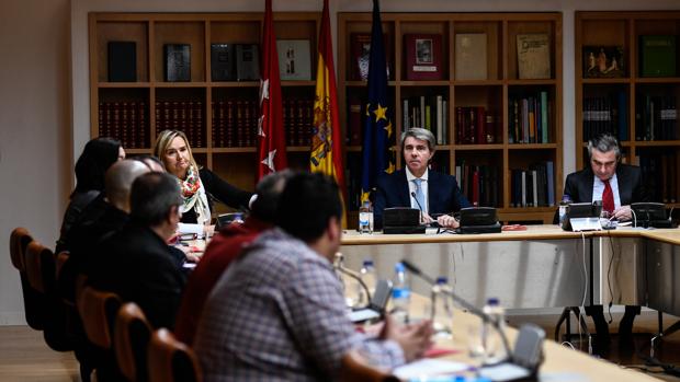 Ángel Garrido y la consejera Rosalía Gonzalo, con las asociaciones de taxistas en la Real Casa de Correos