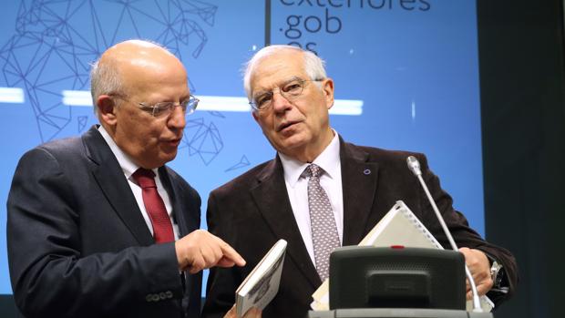 El ministro de Asuntos Exteriores, Josep Borrell (d), junto a su homólogo portugués Augusto Santos