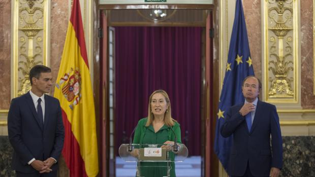 Pedro Sánchez junto a Ana Pastor y Pio García-Escudero