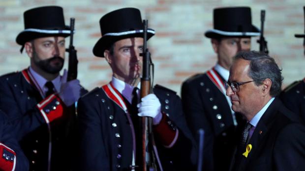 Quim Torra ante varios Mossos vestidos de gala