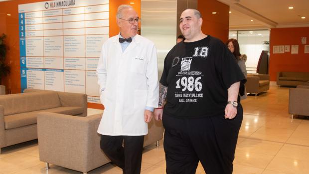Teo Rodríguez, junto al doctor Carlos Ballesta