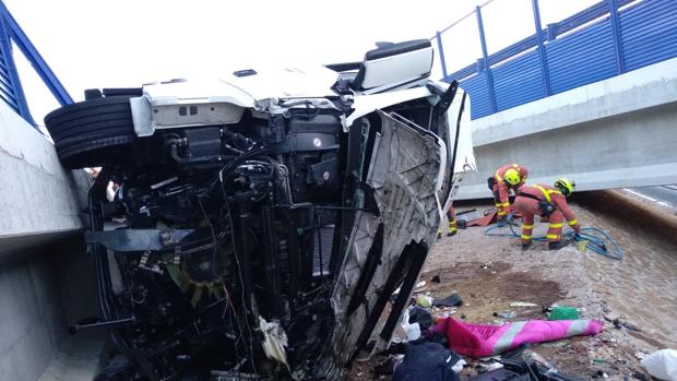 Bomberos en el lugar del accidente en Fuente la Higuera