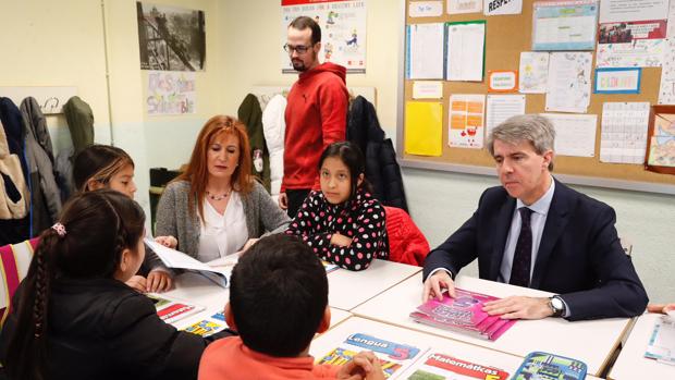 Garrido, en su visita al colegio público Cuba, de Madrid