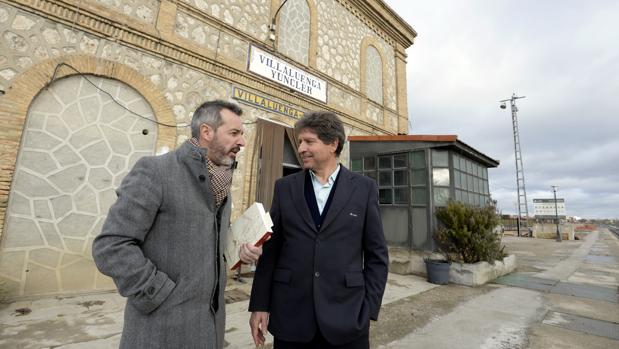 El alcalde de Yuncler, Luis Miguel Martín, con uno de los operarios de la estación