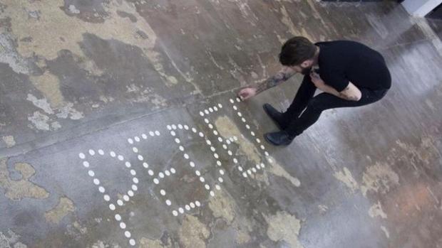 Azcona, durante la performance con hostias consagradas