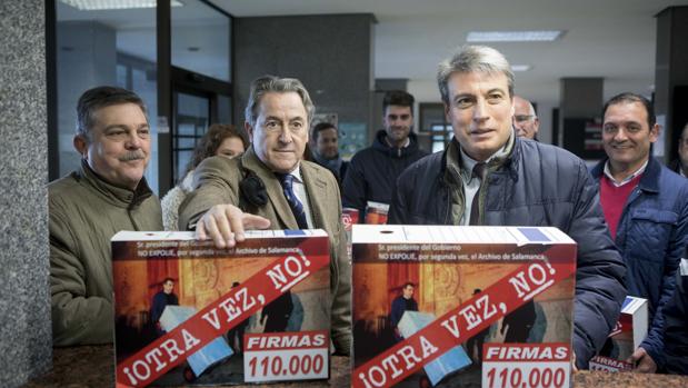 El presidente de la Asociación Salvar el Archivo de Salamanca, Policarpo Sánchez, y el periodista Hermann Tertsch, miembro de la Junta Directiva, entregan una campaña de firmas en la Delegación del Gobierno, en una imagen de archivo