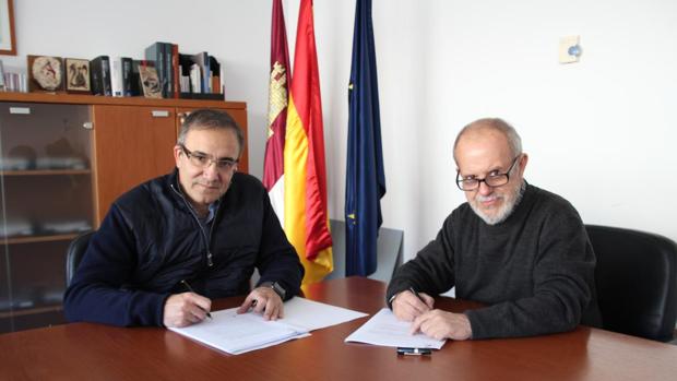 El fotógrafo José Manuel Navia con el viceconsejero de Cultura, Jesús Carrascosa