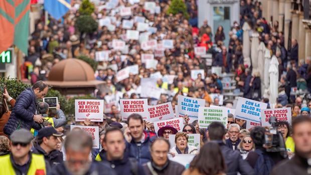 La capital turolense se llenó este domingo de carteles reivindicativos en esta multitudinaria movilización