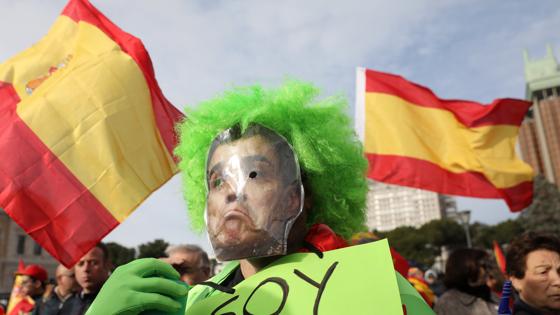 Algunos manifestantes van con caretas de Pedro Sánchez