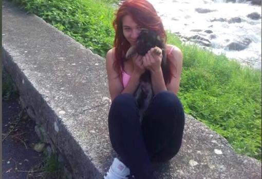 La víctima, con la mascota de la pareja