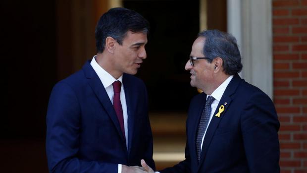 Pedro Sánchez y Quim Torra se dan la mano en La Moncloa
