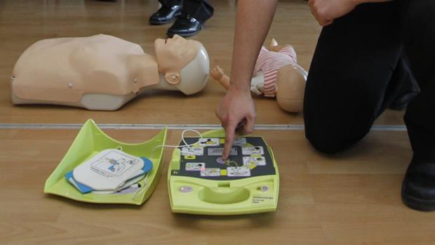 Ejemplo de desfibrilador, equipo utilizado para atender de urgencia a personas qeu sufren ataques cardíacos