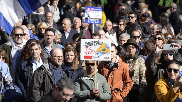 Los manifestantes llenaron la plaza del Ayuntamiento durante la mañana de este domigno