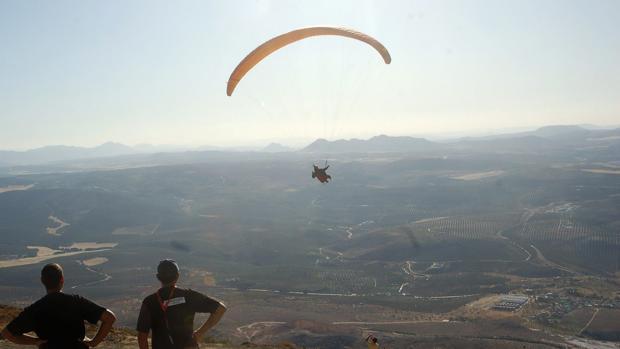 Imagen de archivo de unan persona practicando parapente