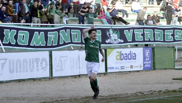 Iván Bueno celebra el primer gol del Toledo