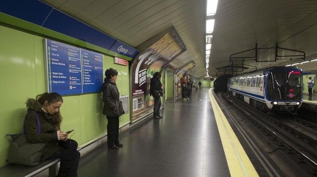 Andén de la línea 5 en la estación de Ópera