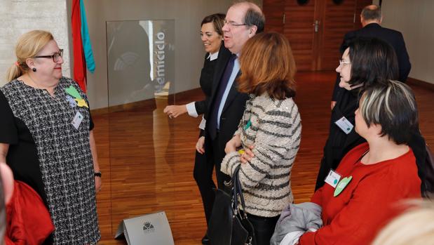Herrera, con miembros de las asociaciones de centros de Educación Especial
