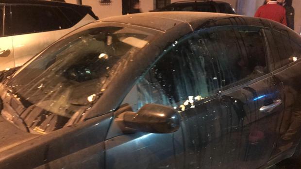Uno de los coches que fueron atacados hoy sábado en Osona, propiedad de simpatizantes del PP