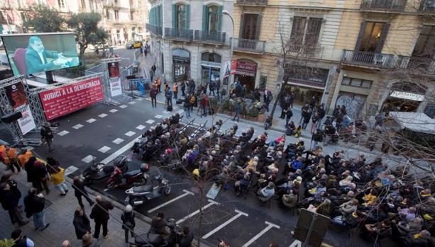 Pantalla de Òmnium, en la calle Diputación, para ver la declaración judicial de Jordi Cuixart