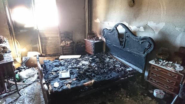 Estado en el que ha quedado el dormitorio de los dos ancianos rescatados