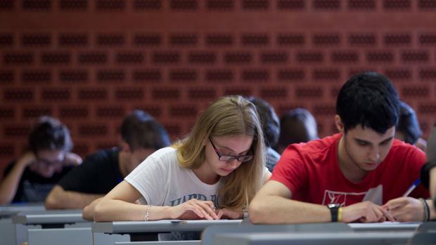 Imatge d'arxiu d'examens a la Universitat de Valencia