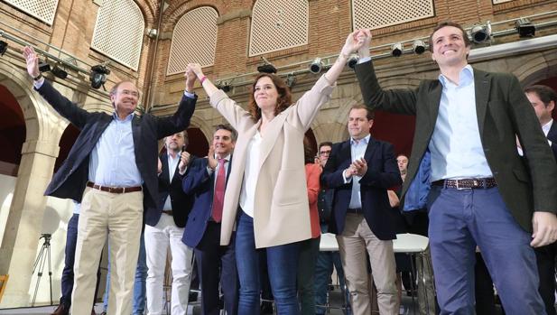 Casado, con Pío García-Escudero e Isabel Díaz Ayuso, en el acto de presentación de candidatos del PP a alcaldías de la zona este
