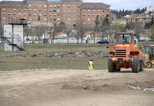 Máquinas trabajan en la construcción de la senda