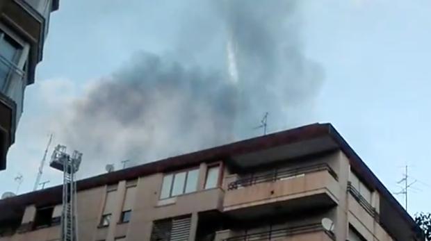 Humo negro saliendo del incendio en el inmueble de Elche donde ha muerto un hombre