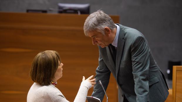 La presidenta del Gobierno de Navarra Uxue Barkos (i) charla con Koldo Martínez (d) este jueves al inicio del pleno
