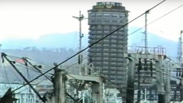 Barcos de pesca de la URSS en el Puerto de Las Palmas con el hotel «Los Bardinos» de Rumasa al fondo