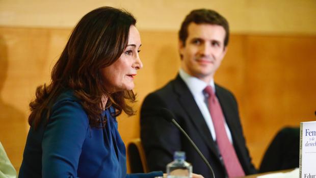 El líder del PP escucha a Edurne Uriarte en la presentación de su libro «Feminista y de derechas»