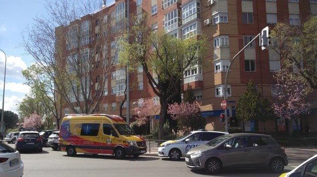 Santiarios de Emergencias y agentes de la Policía Municipal, en el lugar de los hechos