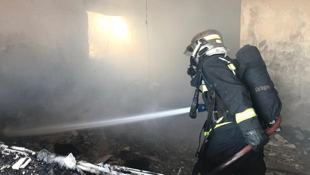 Un bombero, en las labores de extinción del incendio