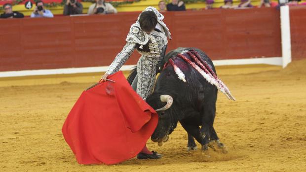 Roca Rey, en un monumental derechazo, más ceñido imposible, este sábado en Illescas