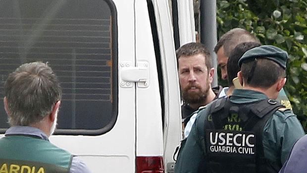 El Chicle, junto a agentes de la Guardia Civil, durante una reconstrucción