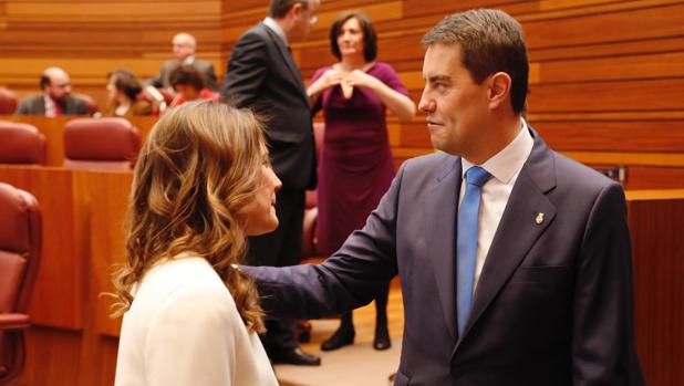 El nuevo presidente de las Cortes, Ángel Ibáñez, saluda a la segoviana Raquel Sanz Lobo, que ha taomado también posesión como procuradora del Grupo Popular por su provincia en sustitución de Silvia Clemente